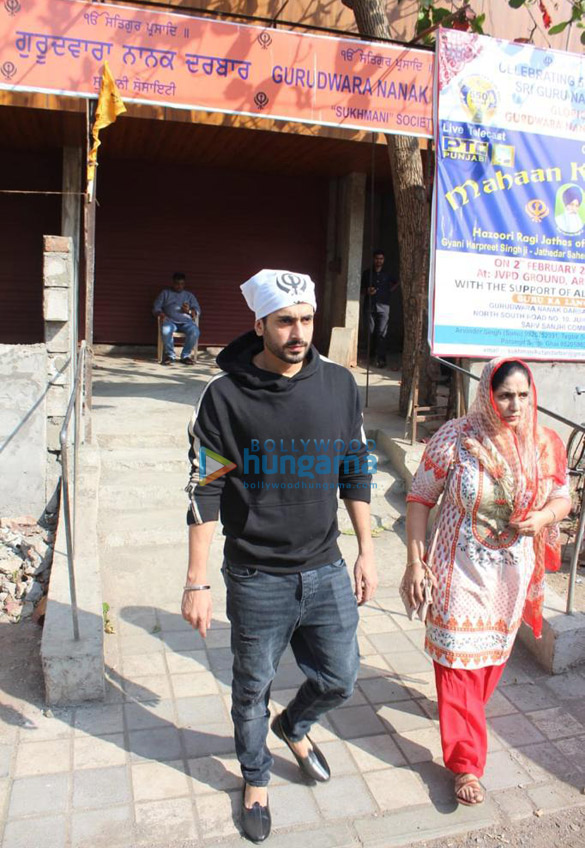 sunny singh nijjar and his mom seek blessings at a gurudwara in juhu 2