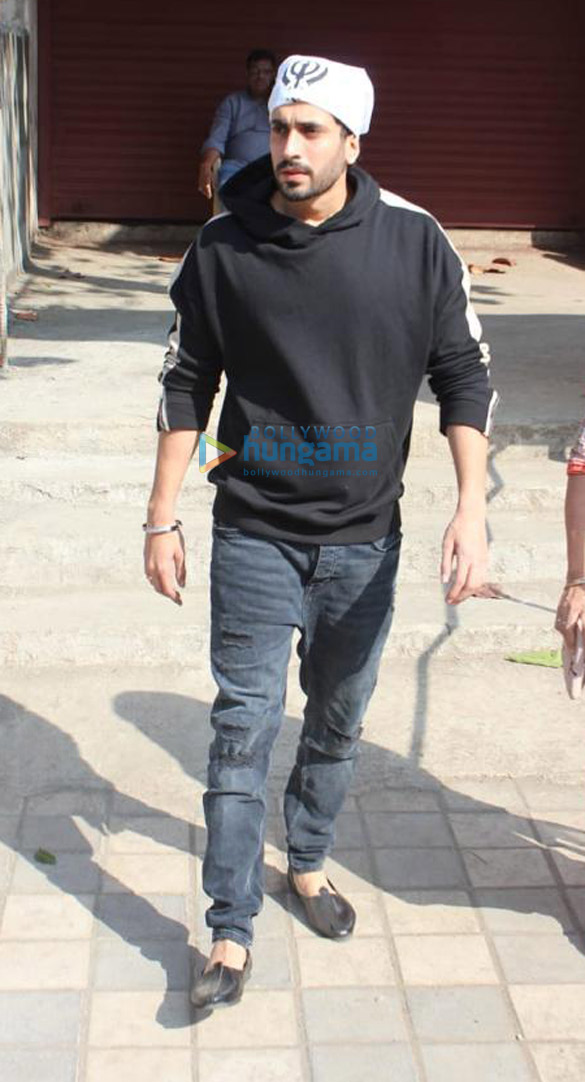 sunny singh nijjar and his mom seek blessings at a gurudwara in juhu 3