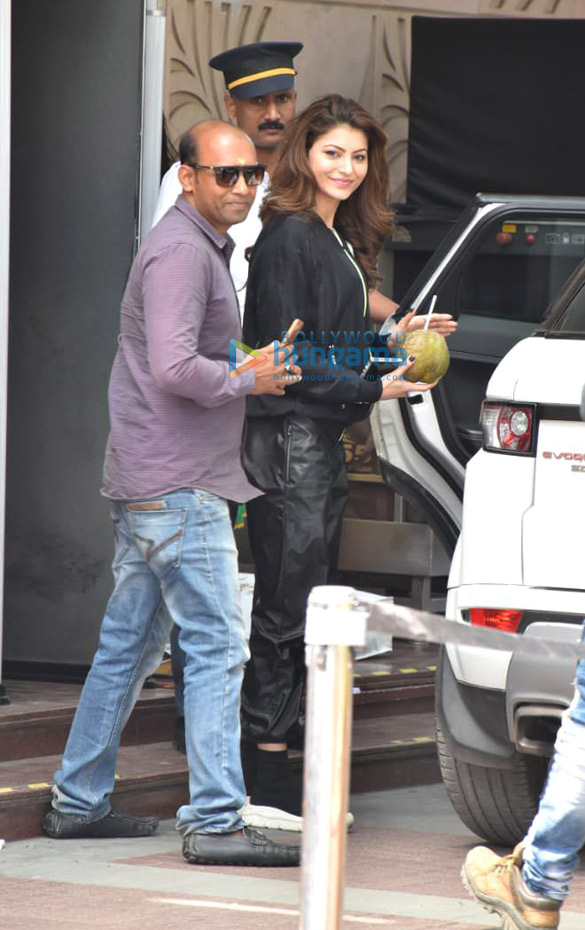 urvashi rautela spotted in juhu 3