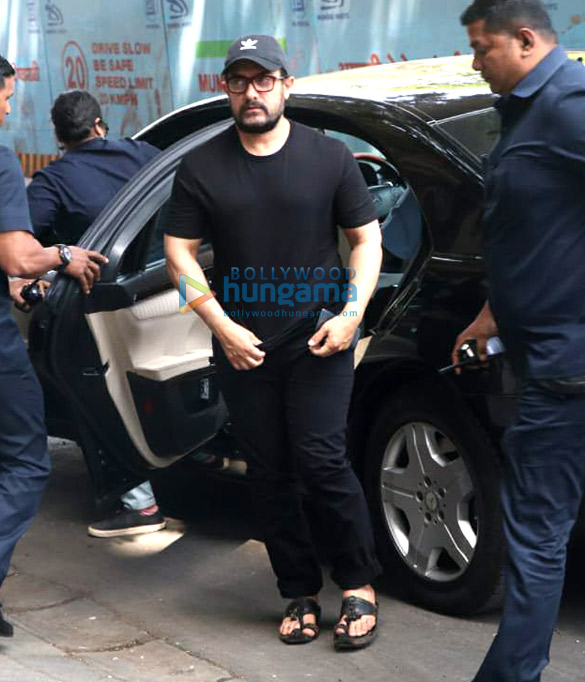 aamir khan spotted in santacruz 3