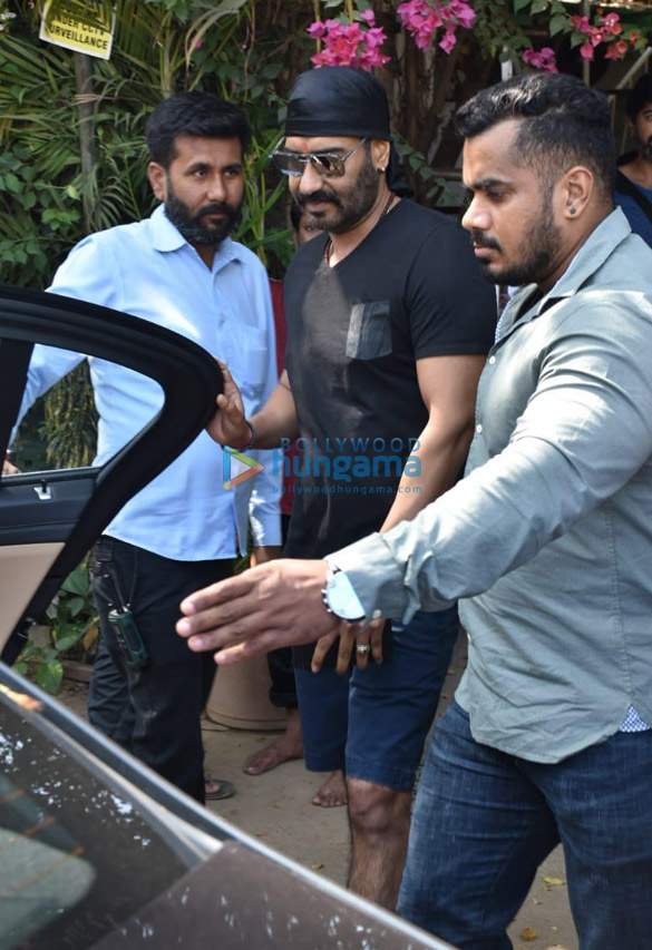 ajay devgn and kajol spotted at clinic in versova 1
