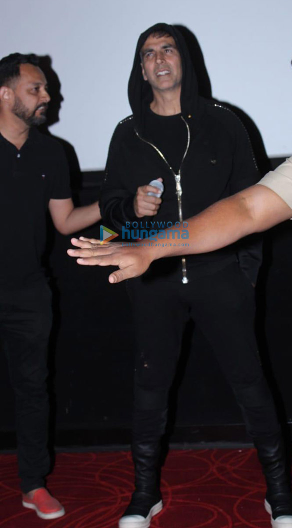 akshay kumar snapped during fan screening of kesari at pvr juhu 1
