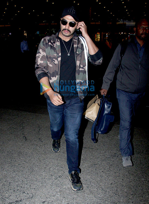 arjun kapoor and ananya pandey snapped at the airport 3
