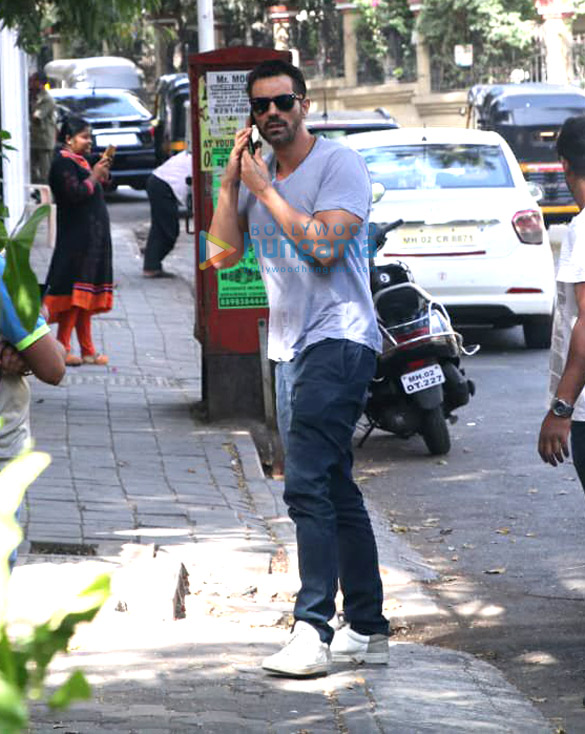 arjun rampal spotted at bandra 1