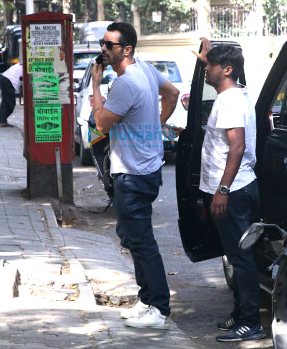 arjun rampal spotted at bandra 2