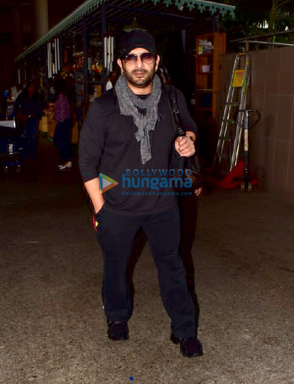 kajol ajay devgn sara ali khan and others snapped at the airport1 2