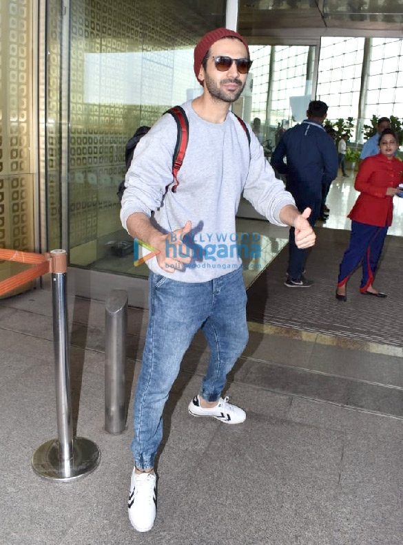 kareena kapoor khan sara ali khan shraddha kapoor sunny leone and others snapped at the airport 7