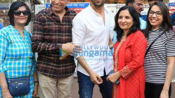 Kartik Aaryan and family snapped at Siddhivinayak Temple