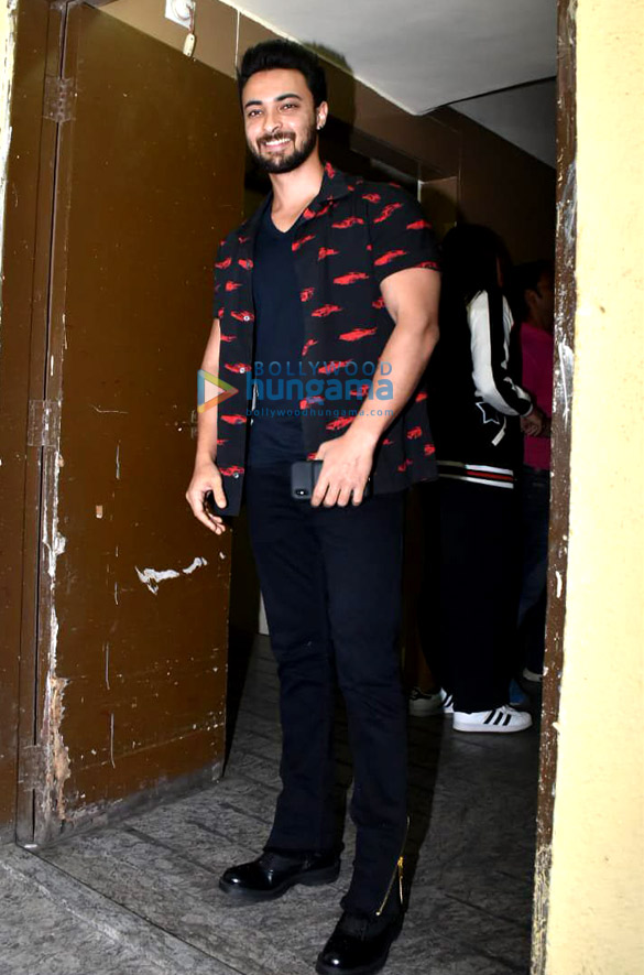 kriti sanon kartik aaryan ananya pandey sara ali khan and others grace the special screening of luka chuppi 15