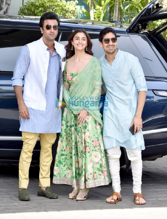 ranbir kapoor alia bhatt and ayan mukerji snapped at the airport 1