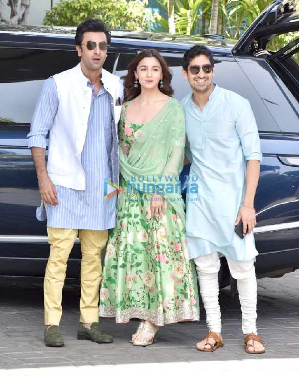 Ranbir Kapoor, Alia Bhatt and Ayan Mukerji snapped at the airport Ranbir Kapoor, Alia Bhatt and Ayan Mukerji snapped at the airport