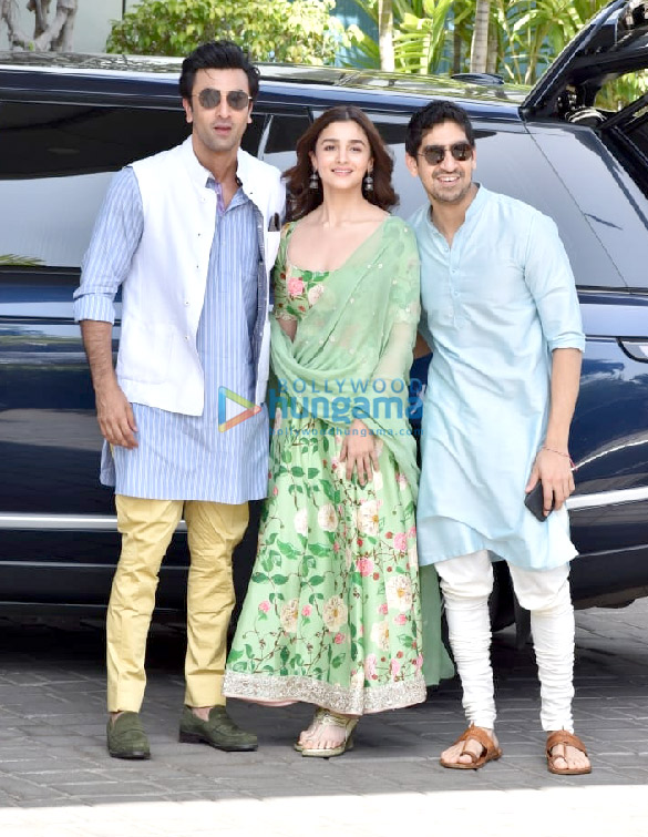 ranbir kapoor alia bhatt and ayan mukerji snapped at the airport 6
