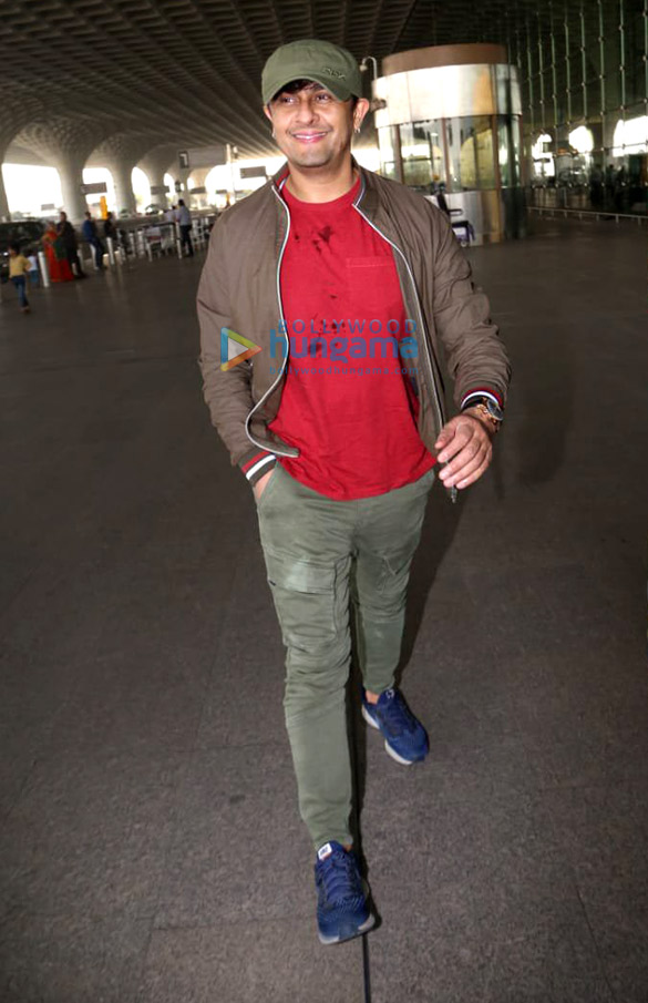 ranveer singh deepika padukone anushka sharma and others snapped at the airport 5