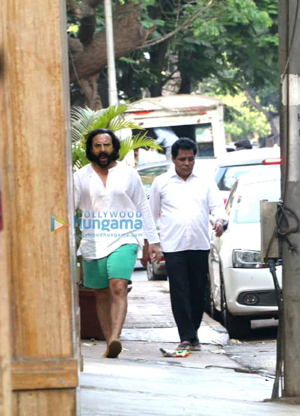saif ali khan spotted in bandra 2 4