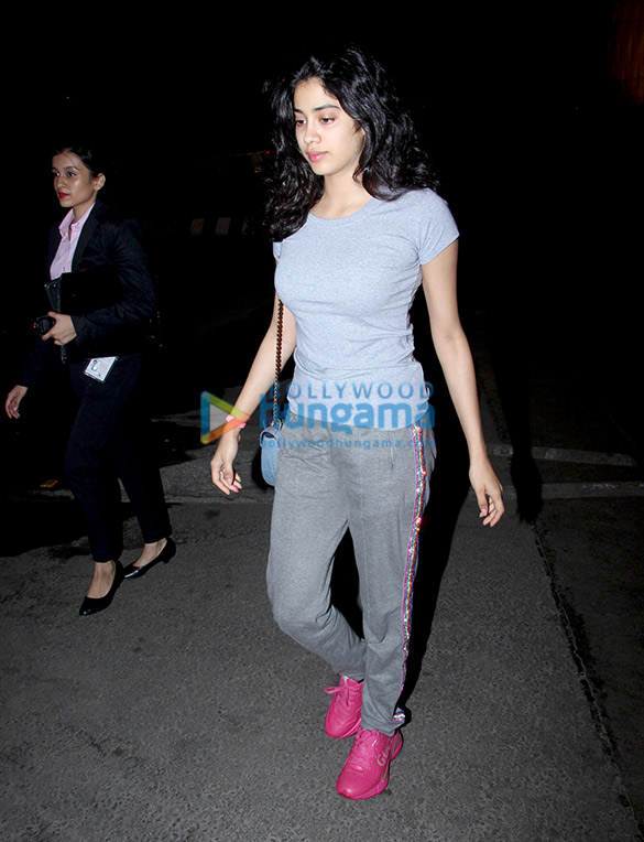 shah rukh khan janhvi kapoor dia mirza and others snapped at the airport 2