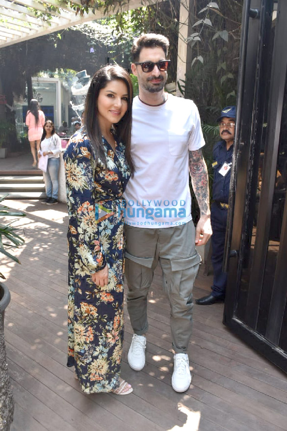 sunny leone and daniel webber snapped in juhu 3