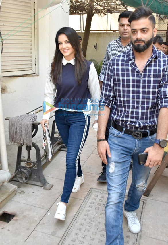 sunny leone snapped at dubbing studio in juhu 1
