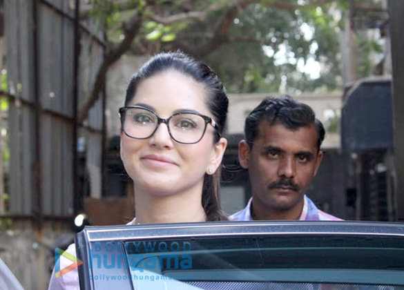 sunny leone spotted at tip toe in juhu 6