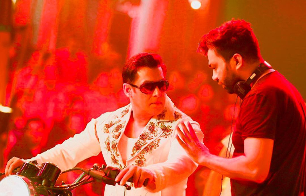 THROWBACK TUESDAY: Salman Khan dons an extravagant outfit for his circus sequence in this candid moment with Ali Abbas Zafar