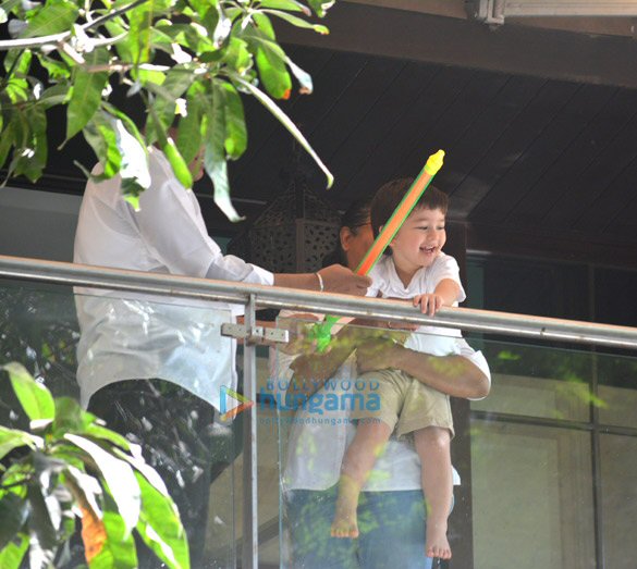 taimur ali khan spotted playing holi in his balcony 3