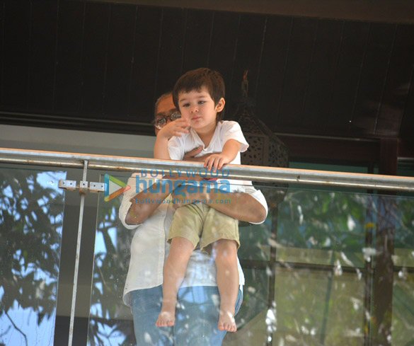 taimur ali khan spotted playing holi in his balcony 4