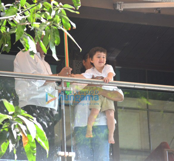 taimur ali khan spotted playing holi in his balcony 5