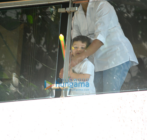taimur ali khan spotted playing holi in his balcony 6