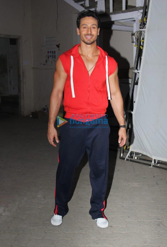 tiger shroff and tony kakkar spotted at mehboob studio in bandra 3