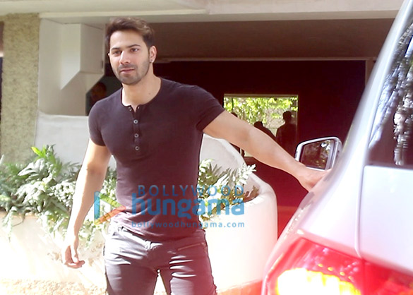 varun dhawan spotted at a dance class in juhu 1