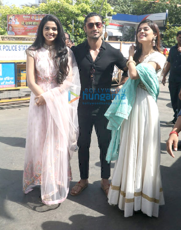 vidyut jammwal pooja sawant and asha bhat snapped visiting the siddhivinayak temple 4