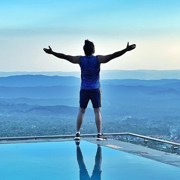 '83: Ranveer Singh is on top of the world, trains with Kabir Khan and team in Dharamshala
