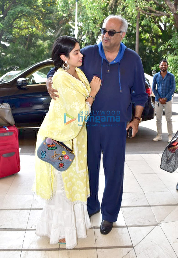Janhvi Kapoor, Boney Kapoor, Karisma Kapoor and others snapped at the airport Janhvi Kapoor, Boney Kapoor, Karisma Kapoor and others snapped at the airport