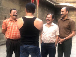 Kick start your weekend with this picture of Salman Khan reuniting with his sub-inspectors on the sets of Dabangg 3!