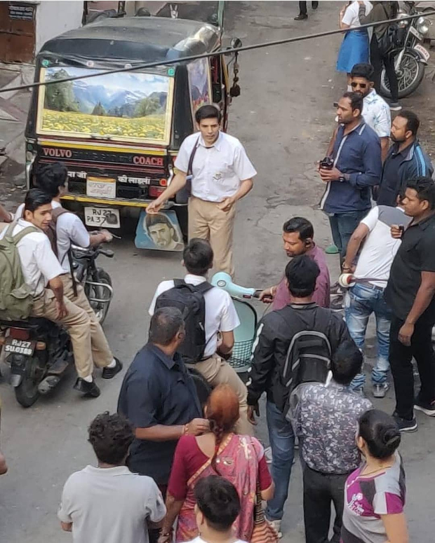 LEAKED PHOTOS! Kartik Aaryan sports a school uniform and clean shaven look for Love Aaj Kal 2 in Udaipur