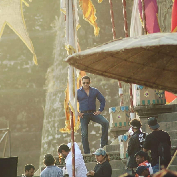 LEAKED VIDEO! Salman Khan shoots for Dabangg 3 title track with 500 dancers at Maheshwar