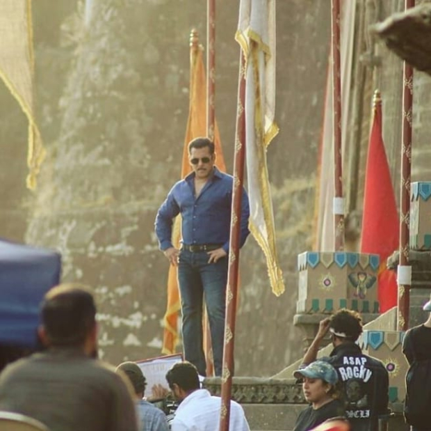 LEAKED VIDEO! Salman Khan shoots for Dabangg 3 title track with 500 dancers at Maheshwar