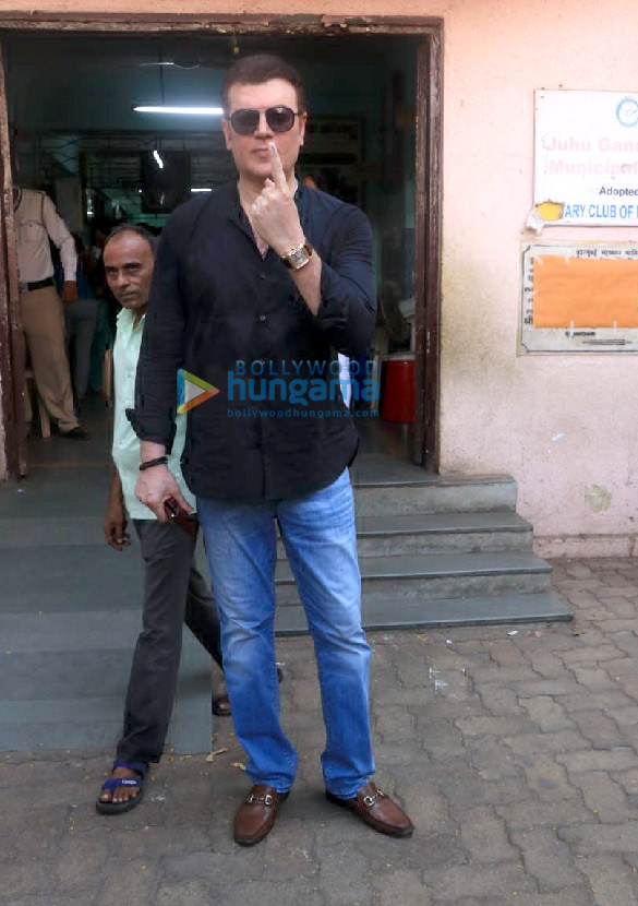 lok sabha elections 2019 aamir khan priyanka chopra ajay devgn among others cast their votes8 2