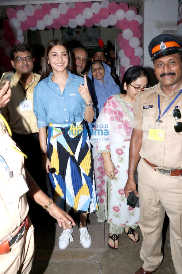 lok sabha elections 2019 aamir khan priyanka chopra ajay devgn among others cast their votes8 3