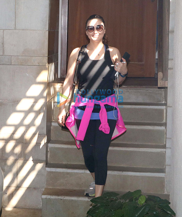 preity zinta snapped at zoya akhtars home in bandra 2