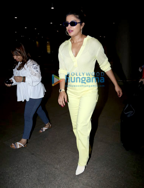 Priyanka Chopra Jonas, Pooja Chopra and others snapped at the airport Priyanka Chopra Jonas, Pooja Chopra and others snapped at the airport