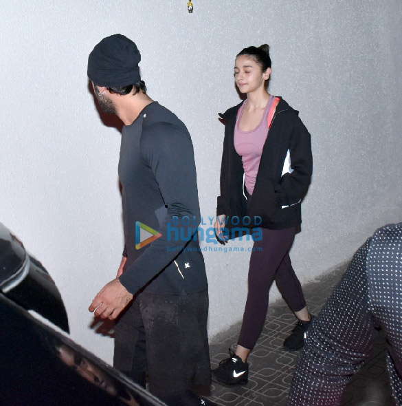 ranbir kapoor and alia bhatt spotted at old dharma office in khar 2