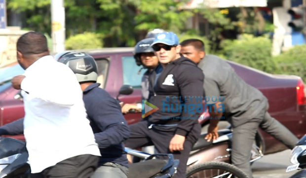 Salman Khan goes cycling on the streets of Mumbai, leaves the fans surprised