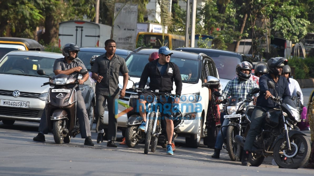 Salman Khan goes cycling on the streets of Mumbai, leaves the fans surprised