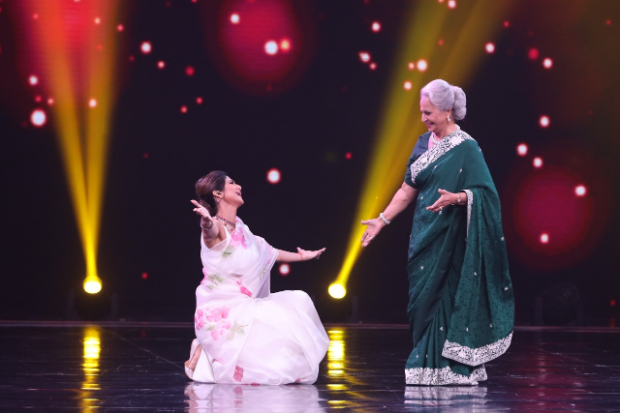 Shilpa Shetty grooves with Waheeda Rahman on 'Aaj Phir Jeene Ki Tamanna Hai'