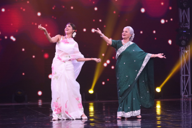 Shilpa Shetty grooves with Waheeda Rahman on 'Aaj Phir Jeene Ki Tamanna Hai'
