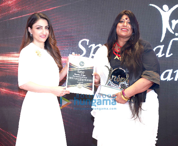 soha ali khan snapped attending the 5th inspire awards 3