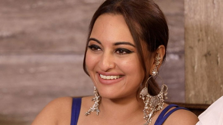 Sonakshi Sinha: “Varun Dhawan doesn’t have a FILTER, He doesn’t Need…”| Rapid Fire | KALANK Sonakshi Sinha: “Varun Dhawan doesn’t have a FILTER, He doesn’t Need…”| Rapid Fire | KALANK