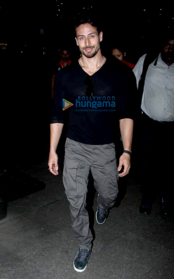 tiger shroff tara sutaria and ananya pandey snapped at the airport 1