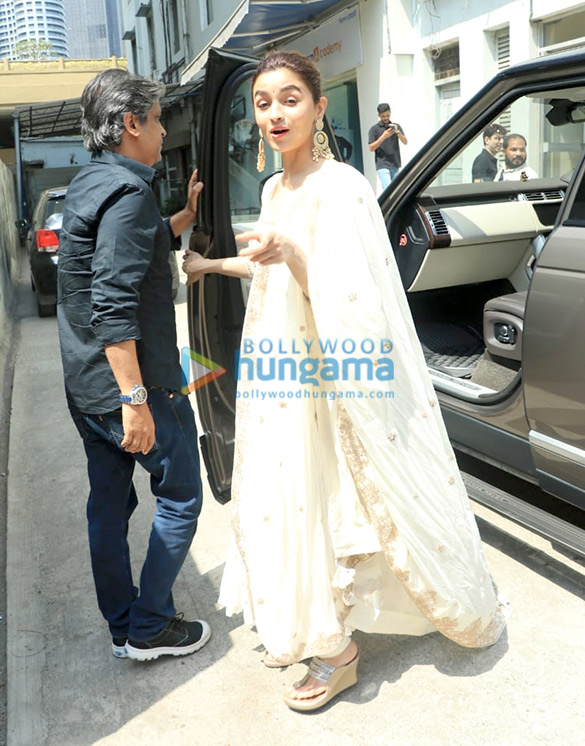 varun dhawan madhuri dixit alia bhatt and aditya roy kapur promote kalank at 98 3 fm radio mirchi 1