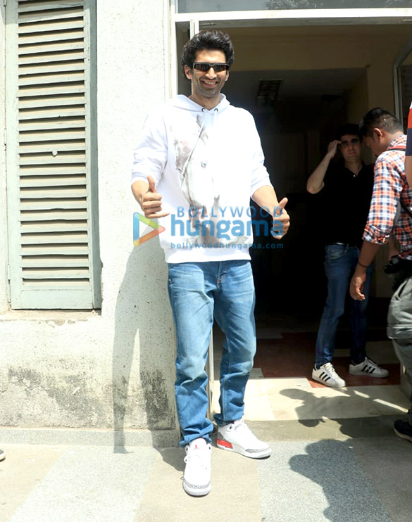 varun dhawan madhuri dixit alia bhatt and aditya roy kapur promote kalank at 98 3 fm radio mirchi 6